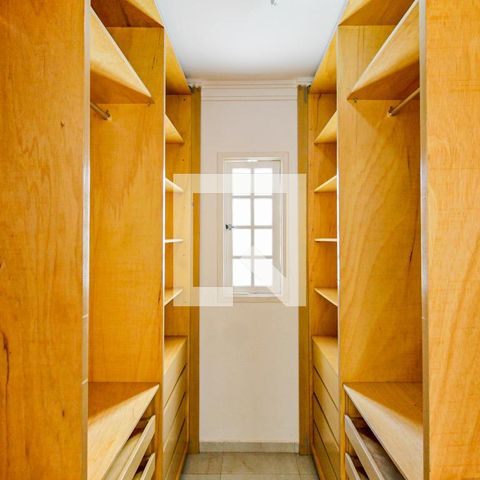 Casa à venda com 300m², 5 quartos e 5 vagasCloset Suíte 2
