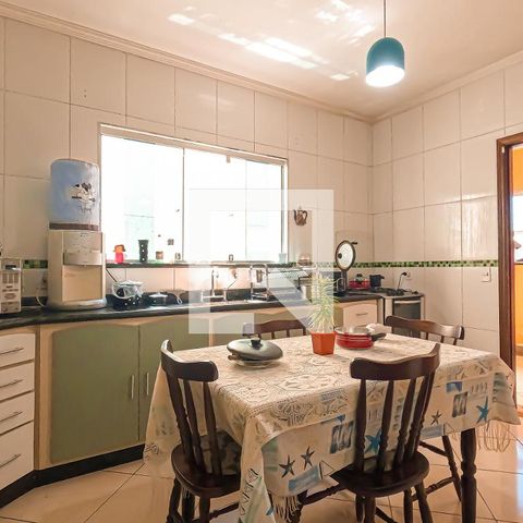 Casa à venda com 250m², 5 quartos e 2 vagas Casa à venda com 250m², 5 quartos e 2 vagasCozinha