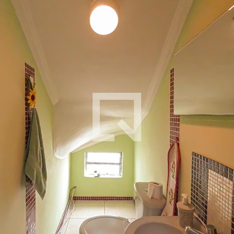 Casa à venda com 250m², 5 quartos e 2 vagas Casa à venda com 250m², 5 quartos e 2 vagasLavabo
