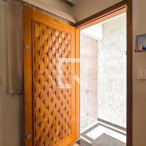 Casa à venda com 250m², 5 quartos e 2 vagas Casa à venda com 250m², 5 quartos e 2 vagasEntrada