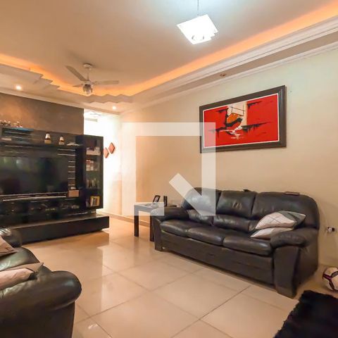 Casa à venda com 250m², 5 quartos e 2 vagas Casa à venda com 250m², 5 quartos e 2 vagasSala
