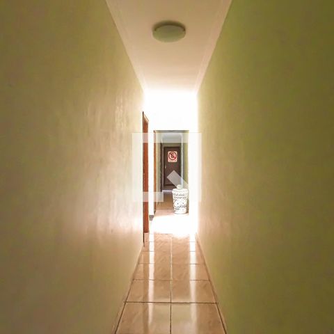 Casa à venda com 250m², 5 quartos e 2 vagas Casa à venda com 250m², 5 quartos e 2 vagasCorredor