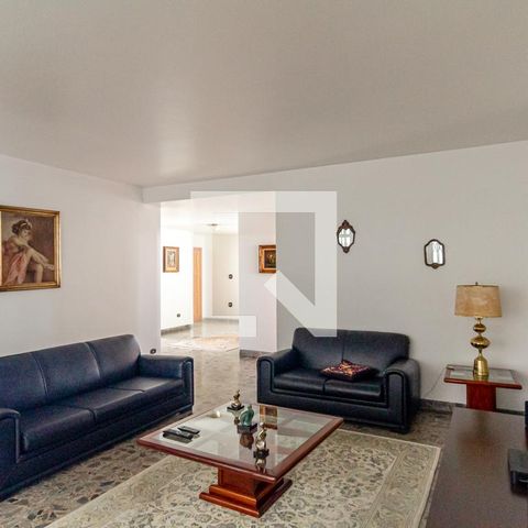 Casa à venda com 505m², 4 quartos e 5 vagas Casa à venda com 505m², 4 quartos e 5 vagasSala de TV