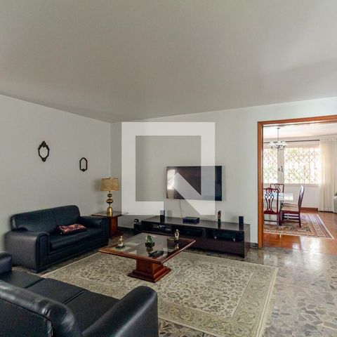 Casa à venda com 505m², 4 quartos e 5 vagas Casa à venda com 505m², 4 quartos e 5 vagasSala de TV