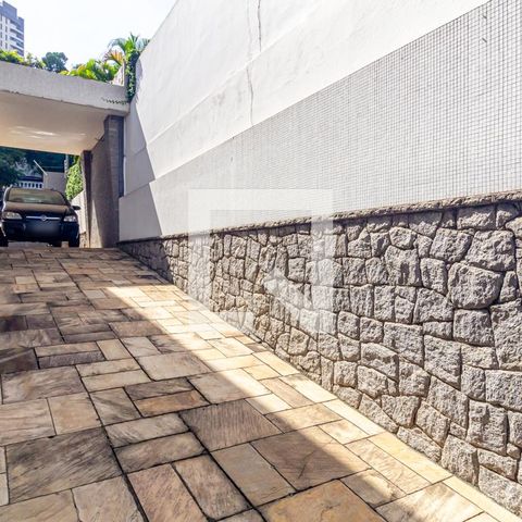Casa à venda com 505m², 4 quartos e 5 vagas Casa à venda com 505m², 4 quartos e 5 vagasGaragem