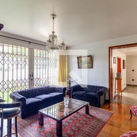 Casa à venda com 505m², 4 quartos e 5 vagas Casa à venda com 505m², 4 quartos e 5 vagasSala de Estar