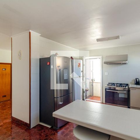 Casa à venda com 505m², 4 quartos e 5 vagas Casa à venda com 505m², 4 quartos e 5 vagasCozinha