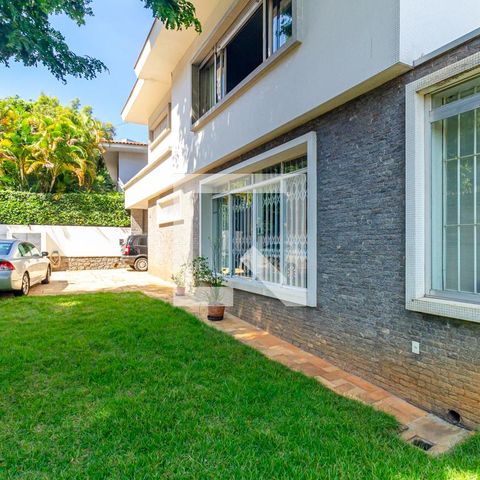 Casa à venda com 505m², 4 quartos e 5 vagas Casa à venda com 505m², 4 quartos e 5 vagasFachada