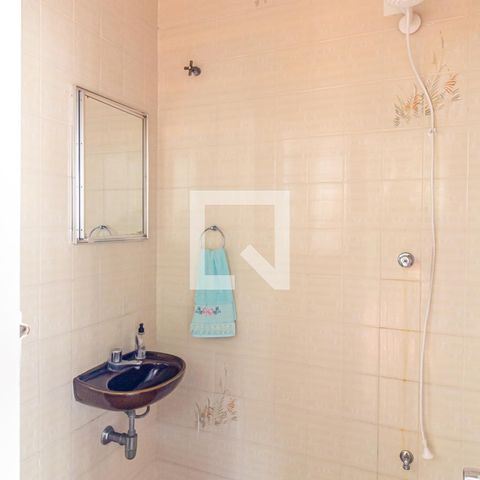 Casa à venda com 505m², 4 quartos e 5 vagas Casa à venda com 505m², 4 quartos e 5 vagasBanheiro de Serviço 1