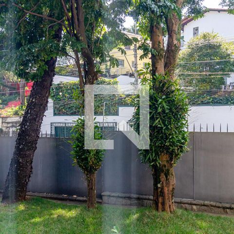 Casa à venda com 505m², 4 quartos e 5 vagas Casa à venda com 505m², 4 quartos e 5 vagasVista da Sala de Estar