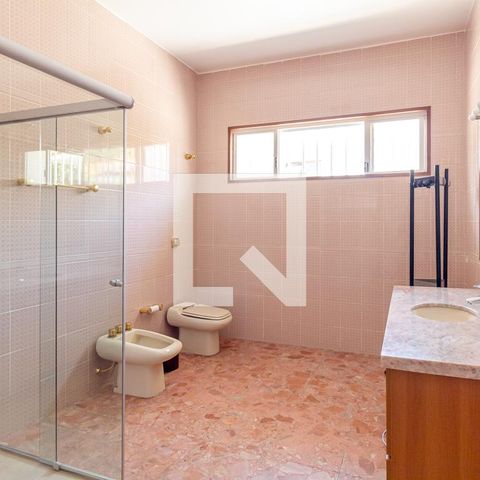 Casa à venda com 505m², 4 quartos e 5 vagas Casa à venda com 505m², 4 quartos e 5 vagasBanheiro 2
