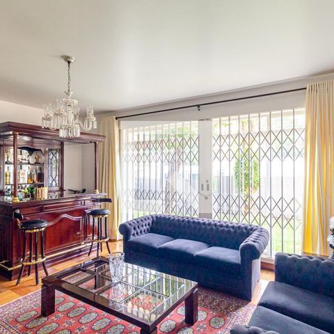 Casa à venda com 505m², 4 quartos e 5 vagas Casa à venda com 505m², 4 quartos e 5 vagasSala de Estar