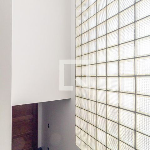 Casa à venda com 505m², 4 quartos e 5 vagas Casa à venda com 505m², 4 quartos e 5 vagasEscada