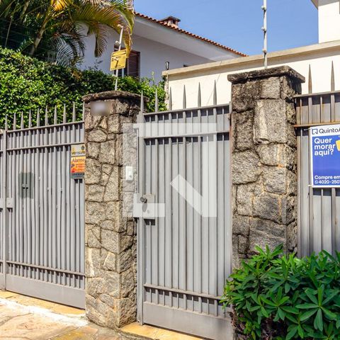 Casa à venda com 505m², 4 quartos e 5 vagas Casa à venda com 505m², 4 quartos e 5 vagasPlaquinha na Fachada