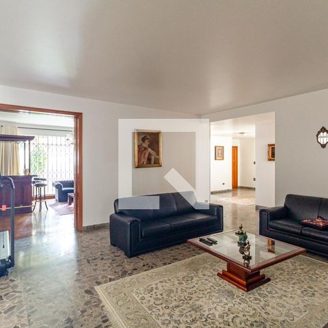 Casa à venda com 505m², 4 quartos e 5 vagas Casa à venda com 505m², 4 quartos e 5 vagasSala de TV