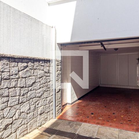 Casa à venda com 505m², 4 quartos e 5 vagas Casa à venda com 505m², 4 quartos e 5 vagasGaragem