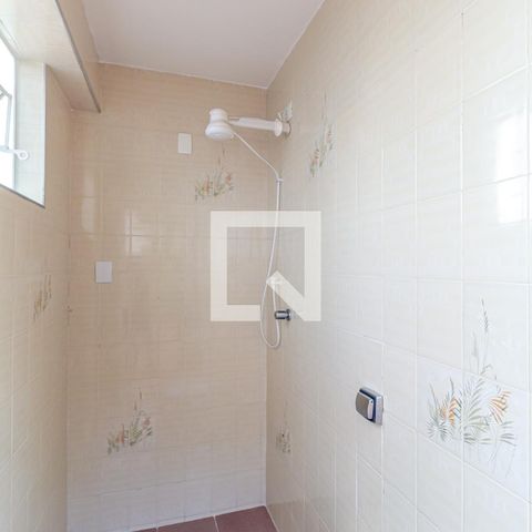 Casa à venda com 505m², 4 quartos e 5 vagas Casa à venda com 505m², 4 quartos e 5 vagasBanheiro de Serviço 2