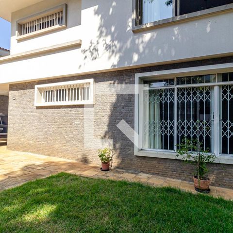 Casa à venda com 505m², 4 quartos e 5 vagas Casa à venda com 505m², 4 quartos e 5 vagasFachada