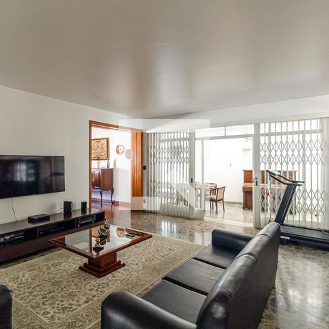 Casa à venda com 505m², 4 quartos e 5 vagas Casa à venda com 505m², 4 quartos e 5 vagasSala de TV