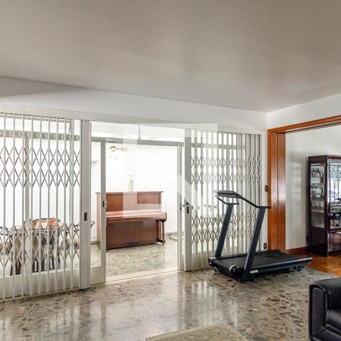 Casa à venda com 505m², 4 quartos e 5 vagas Casa à venda com 505m², 4 quartos e 5 vagasSala de TV
