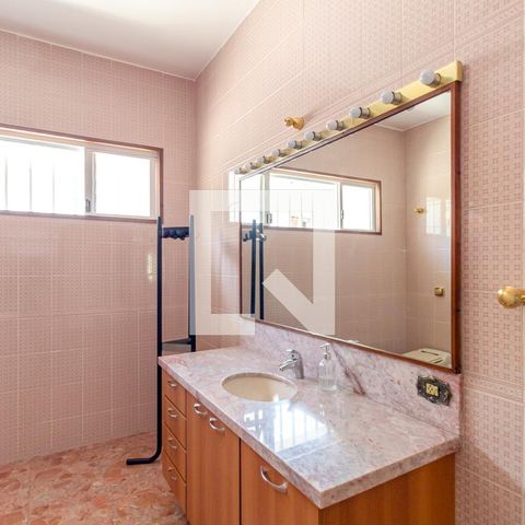 Casa à venda com 505m², 4 quartos e 5 vagas Casa à venda com 505m², 4 quartos e 5 vagasBanheiro 2