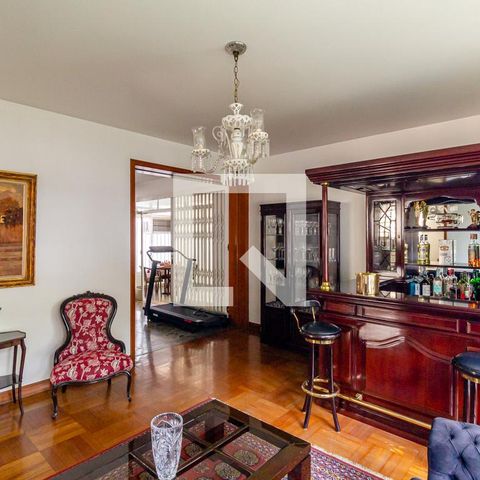 Casa à venda com 505m², 4 quartos e 5 vagas Casa à venda com 505m², 4 quartos e 5 vagasSala de Estar