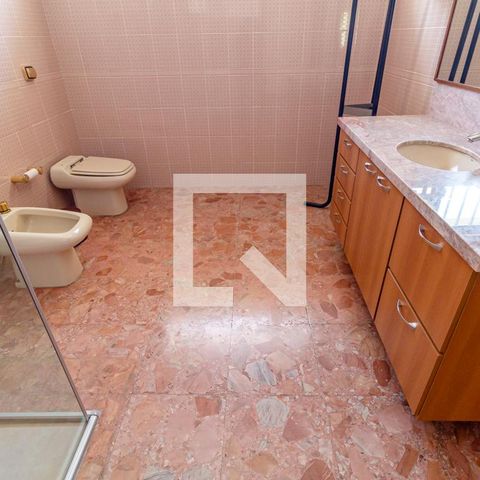 Casa à venda com 505m², 4 quartos e 5 vagas Casa à venda com 505m², 4 quartos e 5 vagasBanheiro 2