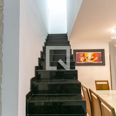 Casa à venda com 179m², 3 quartos e 2 vagasEscada