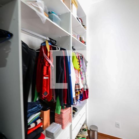 Casa à venda com 200m², 4 quartos e 2 vagasCloset da Suíte