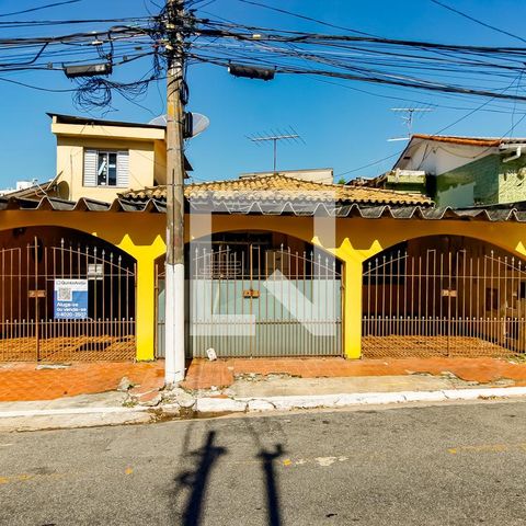 Casa à venda com 300m², 3 quartos e 4 vagas Casa à venda com 300m², 3 quartos e 4 vagasFachada