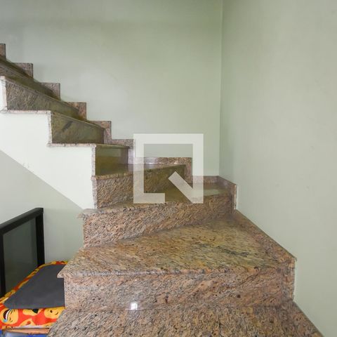 Casa à venda com 440m², 7 quartos e 6 vagas Casa à venda com 440m², 7 quartos e 6 vagasEscada