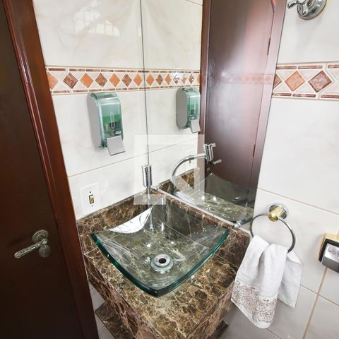 Casa à venda com 440m², 7 quartos e 6 vagas Casa à venda com 440m², 7 quartos e 6 vagasLavabo
