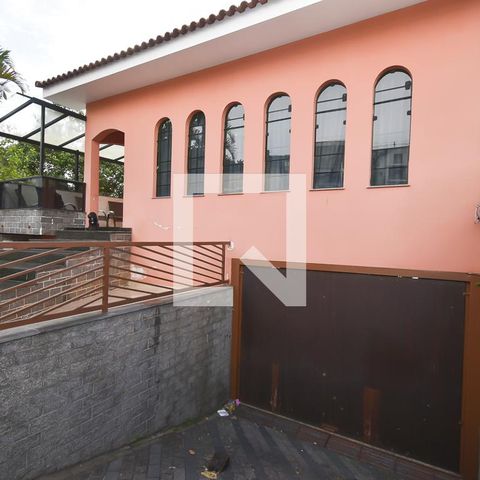Casa à venda com 440m², 7 quartos e 6 vagas Casa à venda com 440m², 7 quartos e 6 vagasÁrea externa