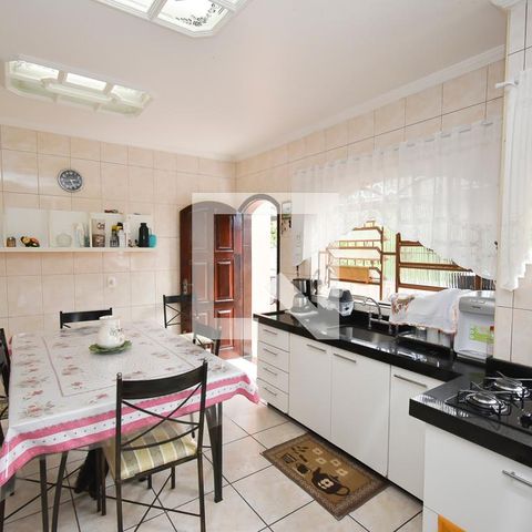 Casa à venda com 440m², 7 quartos e 6 vagas Casa à venda com 440m², 7 quartos e 6 vagasCozinha