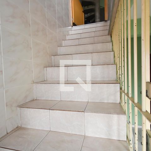 Casa à venda com 440m², 7 quartos e 6 vagas Casa à venda com 440m², 7 quartos e 6 vagasEscada