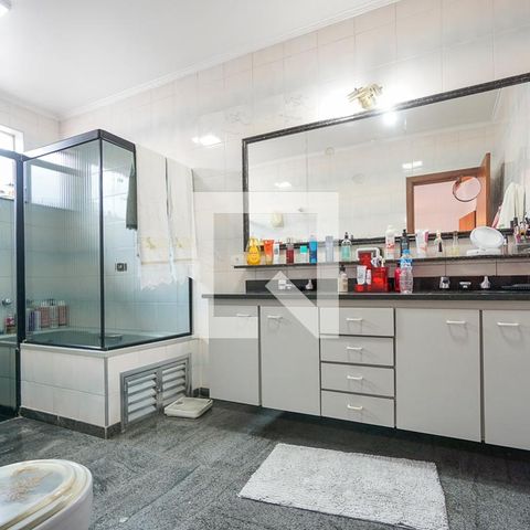 Casa à venda com 313m², 3 quartos e 4 vagasBanheiro da suíte 01