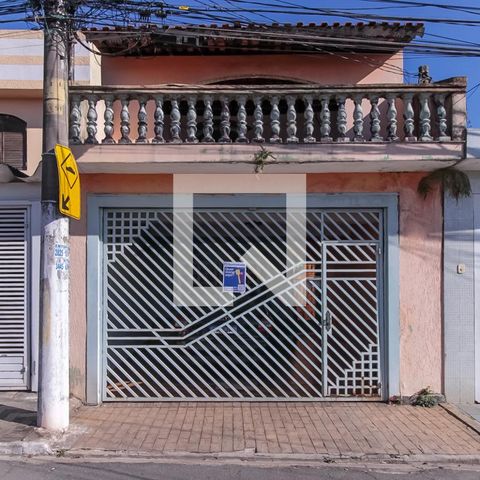 Casa à venda com 150m², 3 quartos e 2 vagas Casa à venda com 150m², 3 quartos e 2 vagasFachada