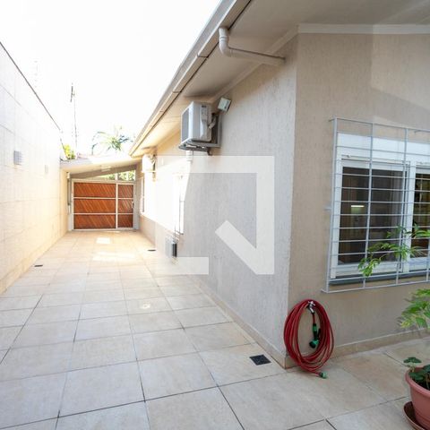 Casa à venda com 350m², 3 quartos e 6 vagas Casa à venda com 350m², 3 quartos e 6 vagasPátio
