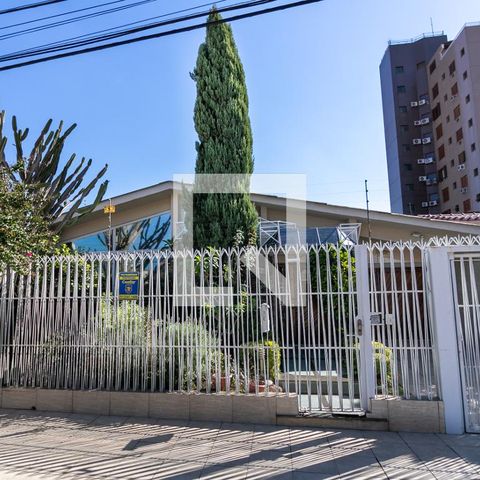 Casa à venda com 350m², 3 quartos e 6 vagas Casa à venda com 350m², 3 quartos e 6 vagasFachada