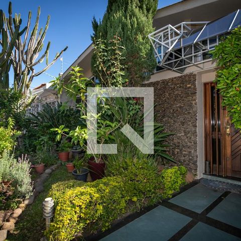 Casa à venda com 350m², 3 quartos e 6 vagas Casa à venda com 350m², 3 quartos e 6 vagasFachada