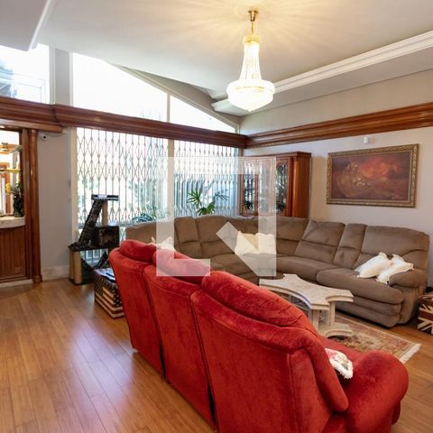 Casa à venda com 350m², 3 quartos e 6 vagas Casa à venda com 350m², 3 quartos e 6 vagasSala
