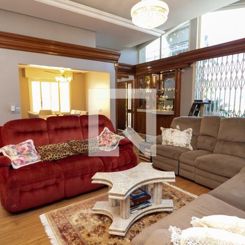 Casa à venda com 350m², 3 quartos e 6 vagas Casa à venda com 350m², 3 quartos e 6 vagasSala
