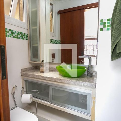 Casa à venda com 350m², 3 quartos e 6 vagas Casa à venda com 350m², 3 quartos e 6 vagasBanheiro de Serviço