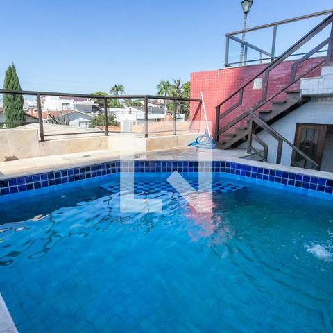 Casa à venda com 350m², 3 quartos e 6 vagas Casa à venda com 350m², 3 quartos e 6 vagasPiscina