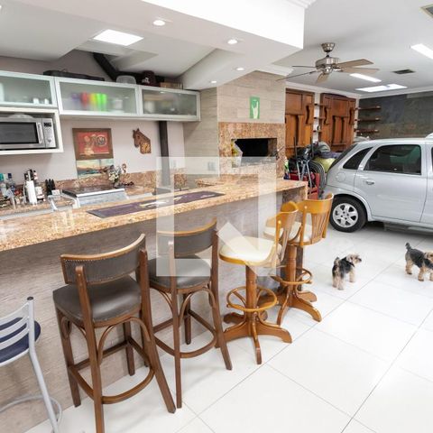 Casa à venda com 350m², 3 quartos e 6 vagas Casa à venda com 350m², 3 quartos e 6 vagasSalão de Festas