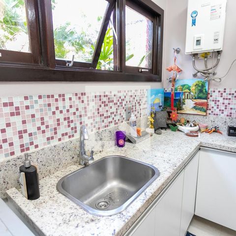 Casa à venda com 350m², 3 quartos e 6 vagas Casa à venda com 350m², 3 quartos e 6 vagasÁrea de Serviço
