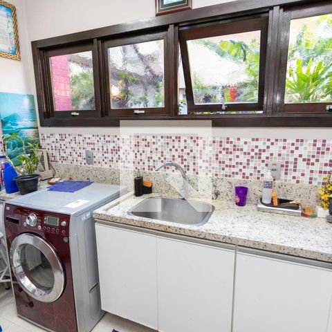 Casa à venda com 350m², 3 quartos e 6 vagas Casa à venda com 350m², 3 quartos e 6 vagasÁrea de Serviço