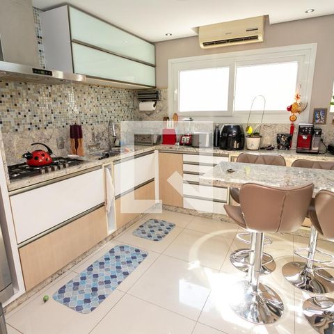 Casa à venda com 350m², 3 quartos e 6 vagas Casa à venda com 350m², 3 quartos e 6 vagasCozinha