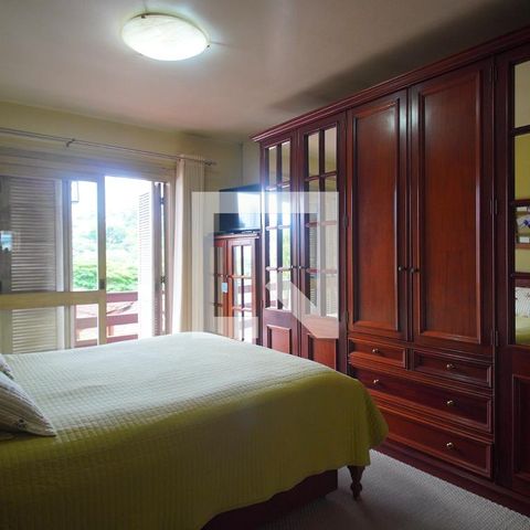 Casa à venda com 273m², 4 quartos e 2 vagasSuíte