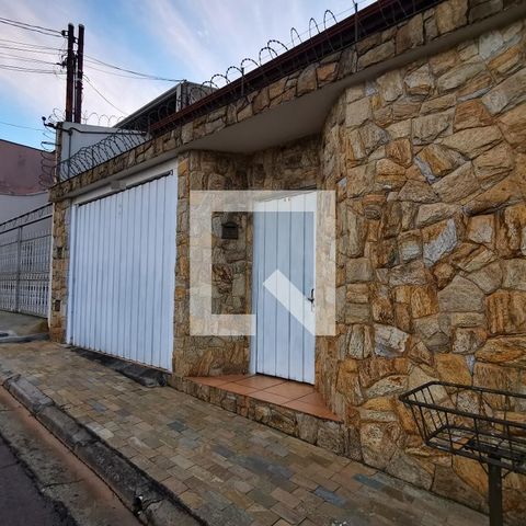 Casa à venda com 280m², 3 quartos e 3 vagas Casa à venda com 280m², 3 quartos e 3 vagasFachada